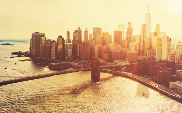 Brooklyn Bridge over de East River in New York — Stockfoto