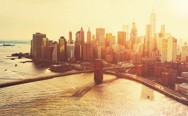 Puente de Brooklyn sobre el East River en Nueva York — Foto de Stock