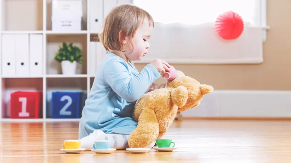 Κορίτσι μικρό παιδί έχουν το τσάι με το αρκουδάκι — Φωτογραφία Αρχείου