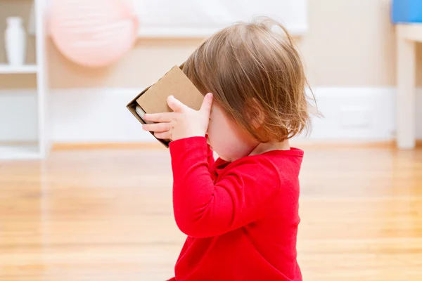 Kleuter meisje met virtual reality headset — Stockfoto