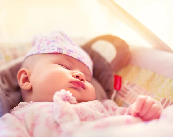 Újszülött baba lány fekve — Stock Fotó