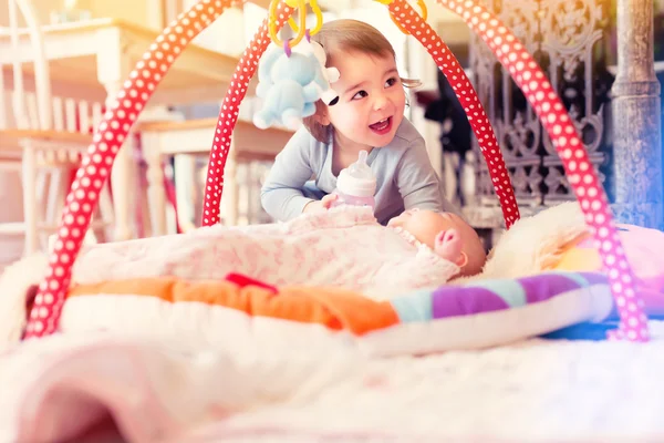 Kleuter meisje speelt met haar pasgeboren zus — Stockfoto