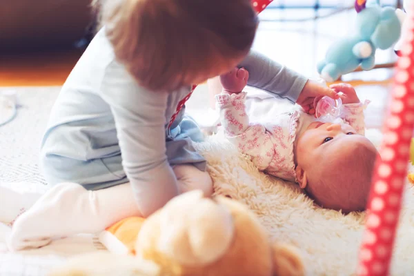 Glada barn girl med sin nyfödda syster — Stockfoto