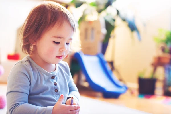 Toddler dziewczynka gra w jej domu — Zdjęcie stockowe