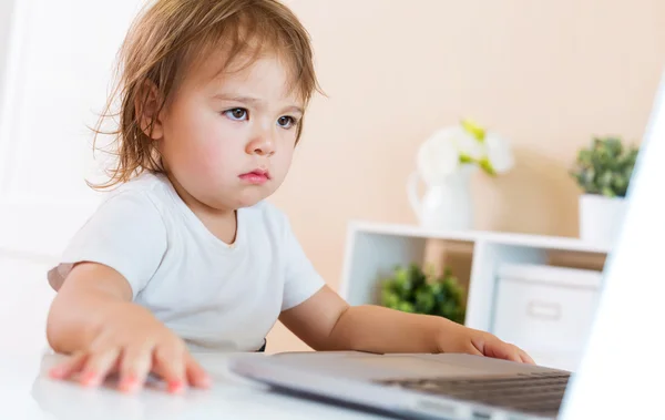 Ernstige peuter meisje met haar laptop — Stockfoto