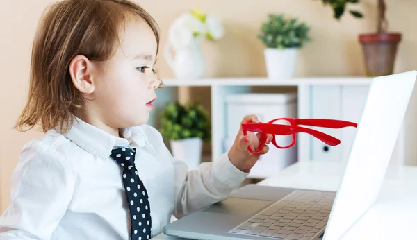 Kleuter meisje met haar laptop — Stockfoto