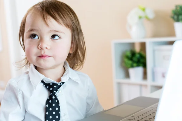 Μικρό παιδί κορίτσι στο πουκάμισο που κάθεται στο laptop — Φωτογραφία Αρχείου