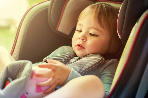 Kisgyermek lány az ő autósülés — Stock Fotó