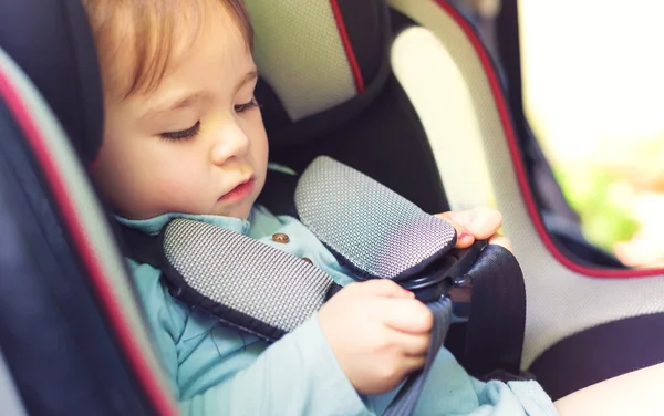 Niña en su asiento de coche —  Fotos de Stock