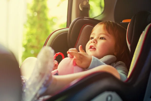 Μικρό παιδί κορίτσι στο κάθισμα αυτοκινήτου της — Φωτογραφία Αρχείου