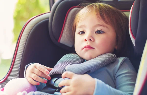 Małe dziecko dziewczyna w jej fotelik samochodowy — Zdjęcie stockowe