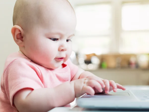 Menina feliz usando computador portátil — Fotografia de Stock