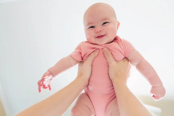 Szczęśliwe niemowlę dziecko odbywają w powietrzu — Zdjęcie stockowe