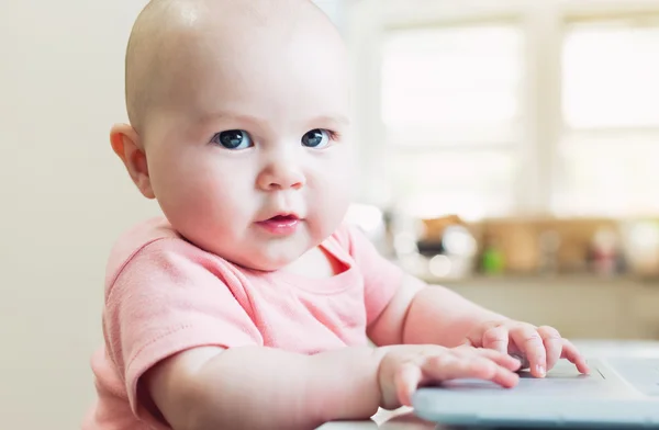 Ευτυχισμένο μωρό κορίτσι που χρησιμοποιούν φορητό υπολογιστή — Φωτογραφία Αρχείου