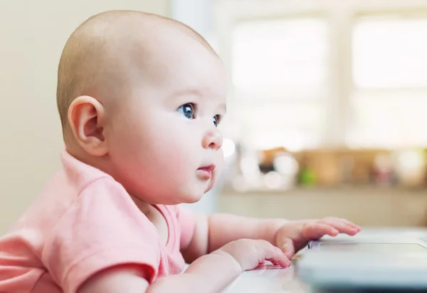 Happy babymeisje met laptopcomputer — Stockfoto