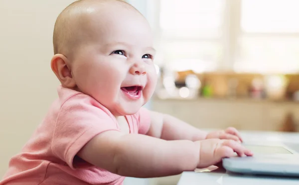 Felice neonata utilizzando il computer portatile — Foto Stock