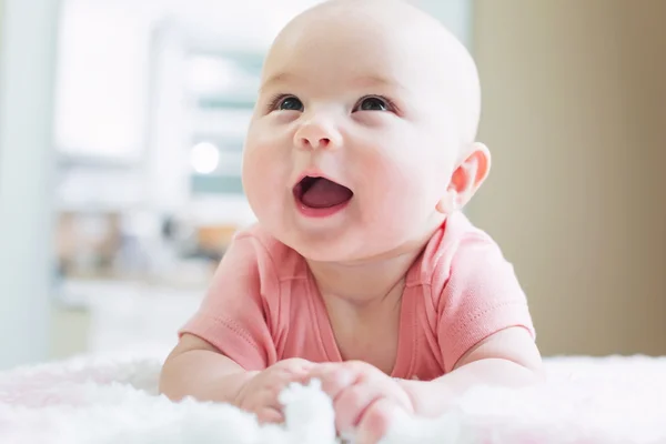 Radost novorozené dítě dívka s úsměvem — Stock fotografie