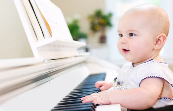 Baby flicka spela piano — Stockfoto