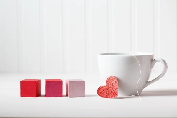 Koffiekopje met houten blokken — Stockfoto