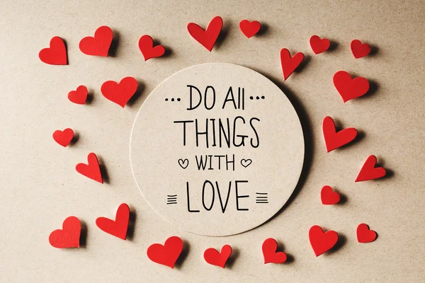 Haz todas las cosas con amor mensaje con corazones pequeños —  Fotos de Stock