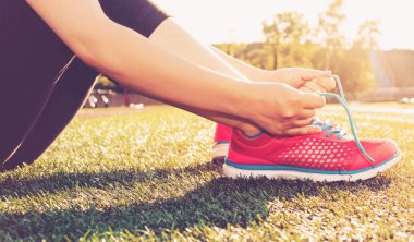 Kadın jogger Stadyumu sahada ayakkabı bağlama