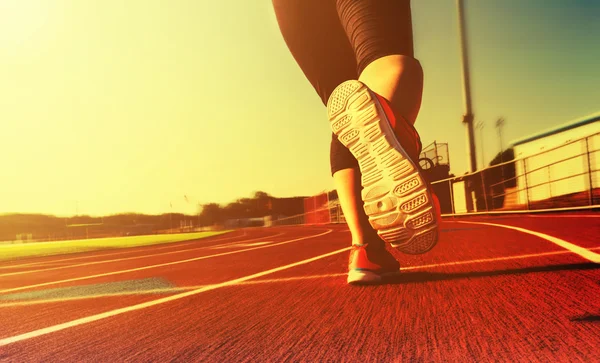 Frau joggt auf Laufstrecke — Stockfoto