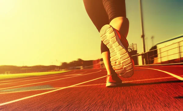 Mujer corriendo en una pista de running —  Fotos de Stock