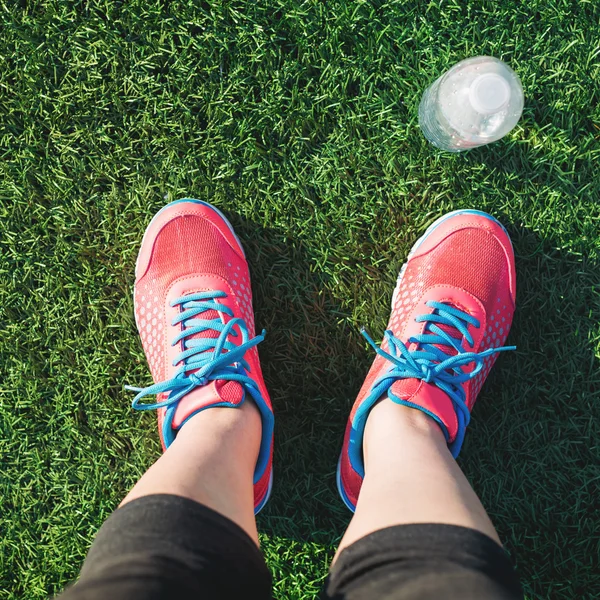 Θηλυκό jogger κοιτάζοντας προς τα κάτω στα πόδια της — Φωτογραφία Αρχείου