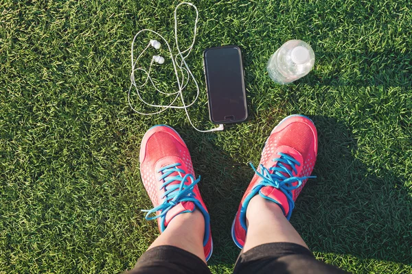 Kadın jogger ayaklarına bakıyordu — Stok fotoğraf