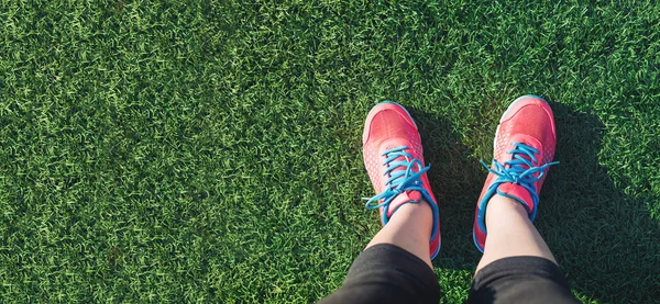 Θηλυκό jogger κοιτάζοντας προς τα κάτω στα πόδια της — Φωτογραφία Αρχείου