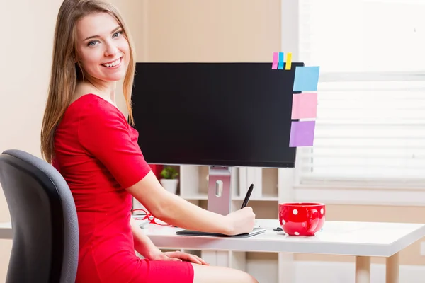 Gelukkige vrouw die werkt in haar kantoor aan huis — Stockfoto