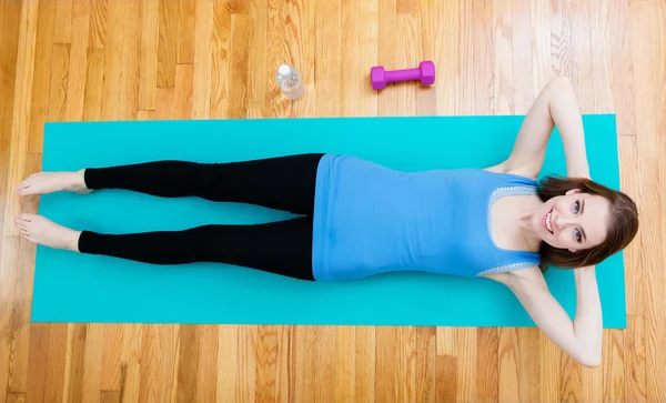 Lykkelig kvinde gør yoga derhjemme - Stock-foto