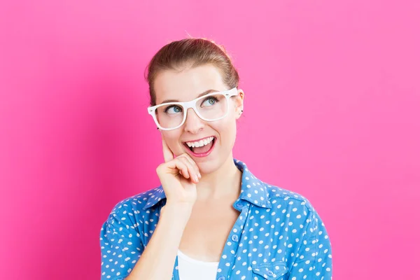 Junge Frau in nachdenklicher Pose — Stockfoto