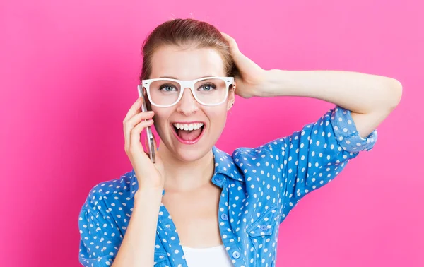 Ung kvinna pratar i telefon — Stockfoto