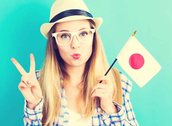 Путешествующая женщина с японским флагом — стоковое фото