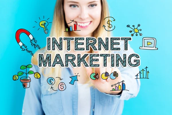 Internet Marketing koncept s mladou ženou — Stock fotografie