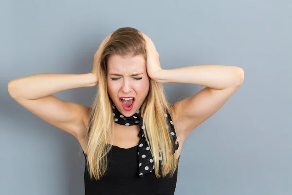 Jonge vrouw haar oren blokkeren — Stockfoto