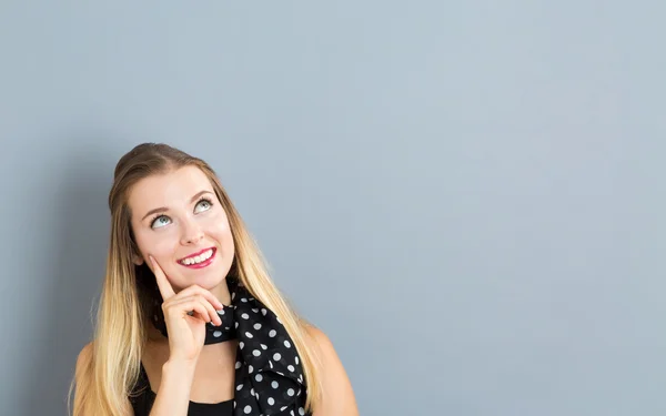 Jeune femme dans une pose réfléchie — Photo