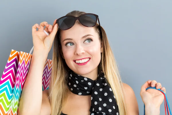 Gelukkige vrouw met boodschappentassen — Stockfoto