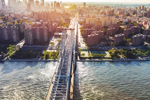 Williamsburg Bridge sobre o East River em Manhattan — Fotografia de Stock