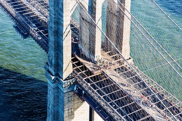 Brooklyn Bridge över East River i New York — Stockfoto