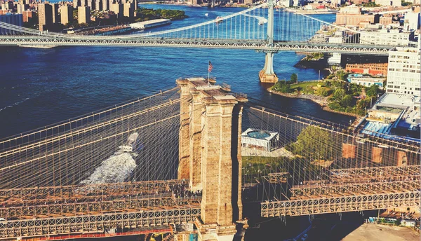 Brooklyn Bridge sobre o East River em Nova York — Fotografia de Stock