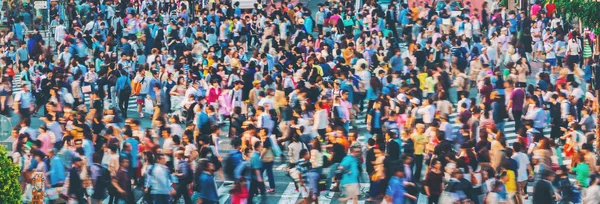 Crowds converge at Shibuya Crossing in Tokyo — Stock Photo, Image