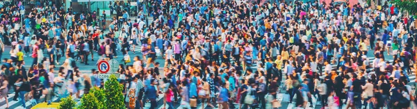 Folkmassor konvergerar på Shibuya Crossing i Tokyo — Stockfoto