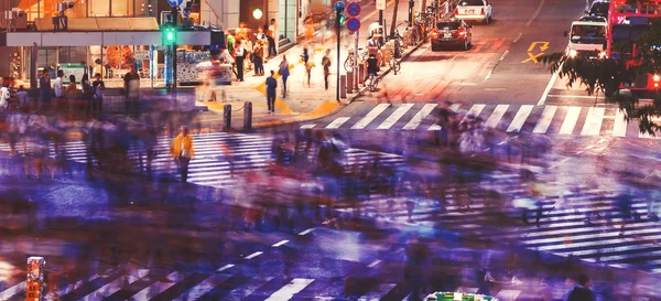 群衆は、東京の渋谷の交差点で収束します。 — ストック写真