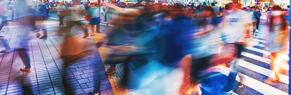 Motion blurred crowds converge in Tokyo — Stock Photo, Image