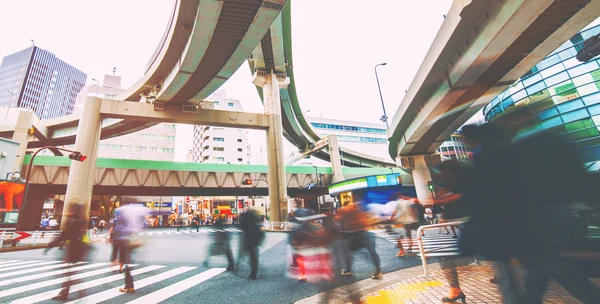 東京の忙しい交差点動きぼやけ群集 — ストック写真