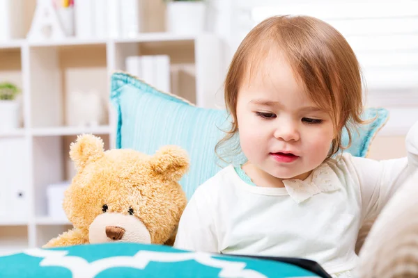 Niña mirando su tableta — Foto de Stock