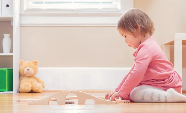 Menina criança feliz brincando com brinquedos — Fotografia de Stock