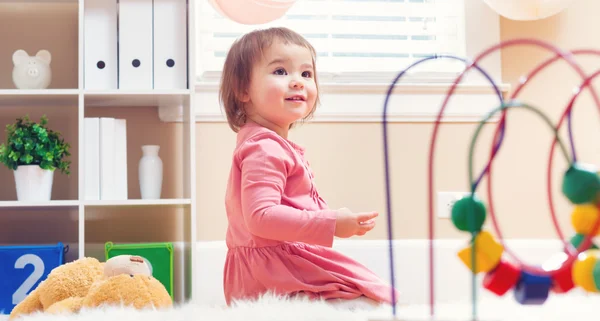 Gelukkig peuter meisje spelen met speelgoed — Stockfoto